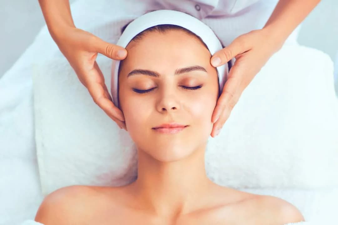 Czy masaż twarzy naprawdę pomaga na zmarszczki? Oto prawda