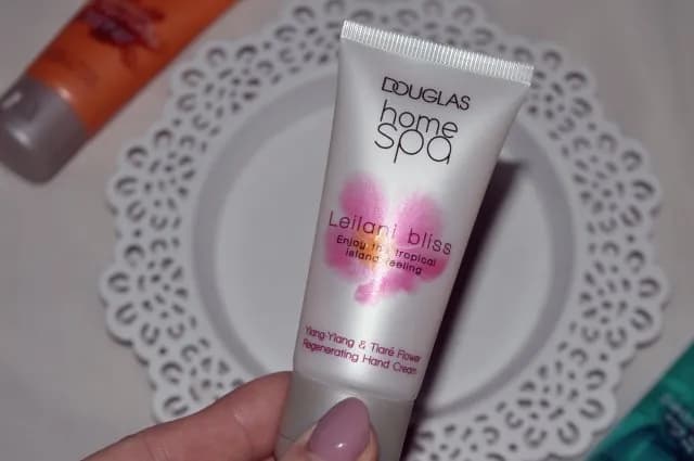 Odkryj wyjątkowe właściwości kremów do rąk Douglas Home Spa