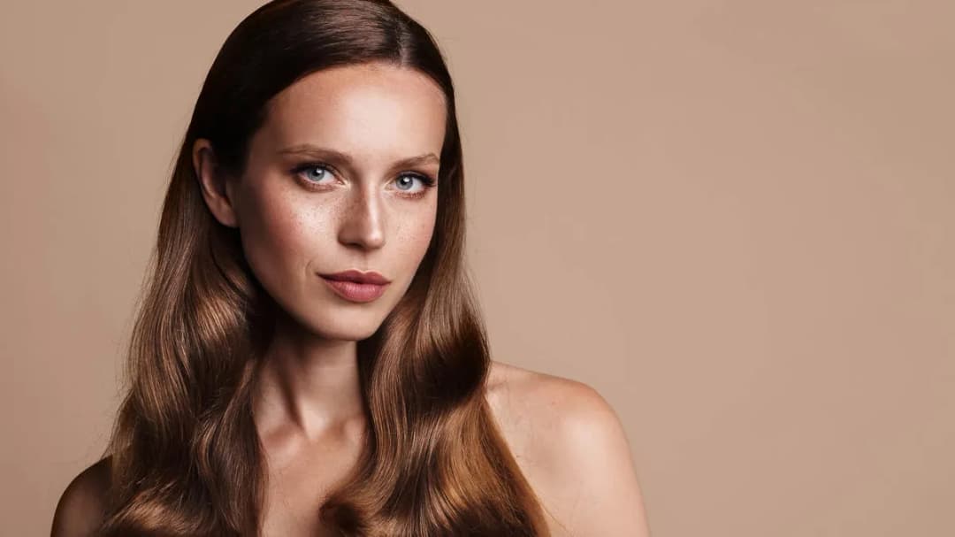 Skuteczne domowe sposoby na wygładzanie włosów i redukcję frizu