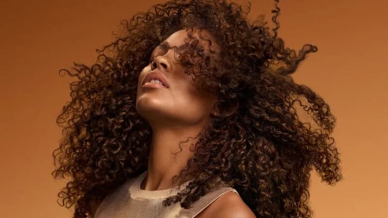 Olejek wygładzający włosy - jak uzyskać jedwabistą gładkość bez puszenia