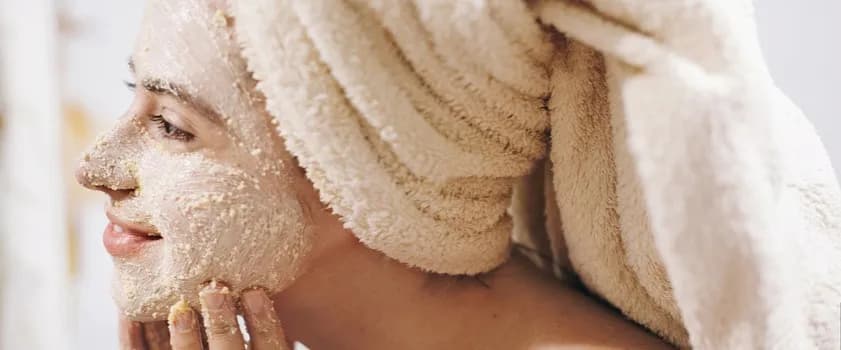 Jaki peeling do cery dojrzałej wybrać, aby zredukować zmarszczki?