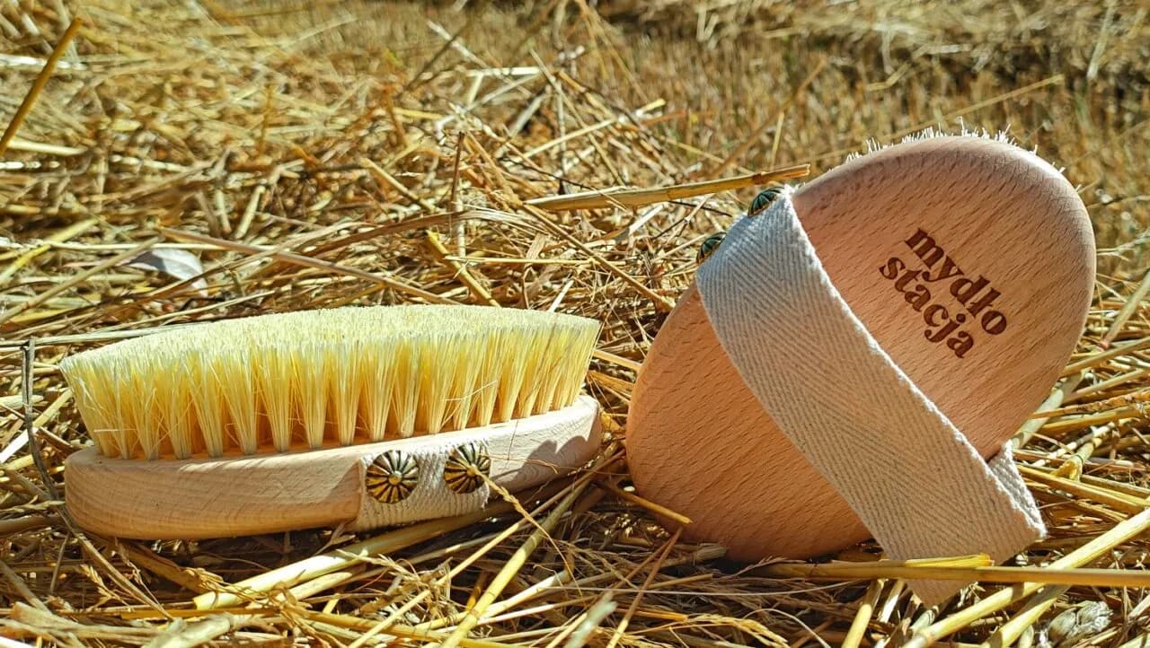 Jak czyścić szczotkę do masażu na sucho, by uniknąć bakterii i zniszczeń